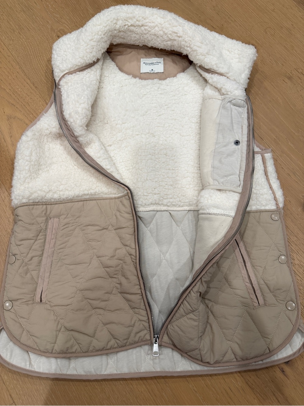 Abercrombie & Fitch Soft Cream Sherpa Zip Vest with Tan Lining Medium - Picture 5 of 9